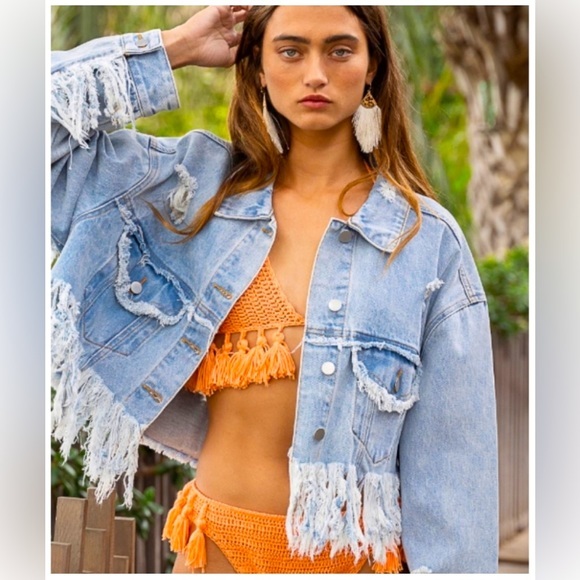 BNWT, PLUS POL cropped, distressed denim jacket with fringe - Picture 3 of 12
